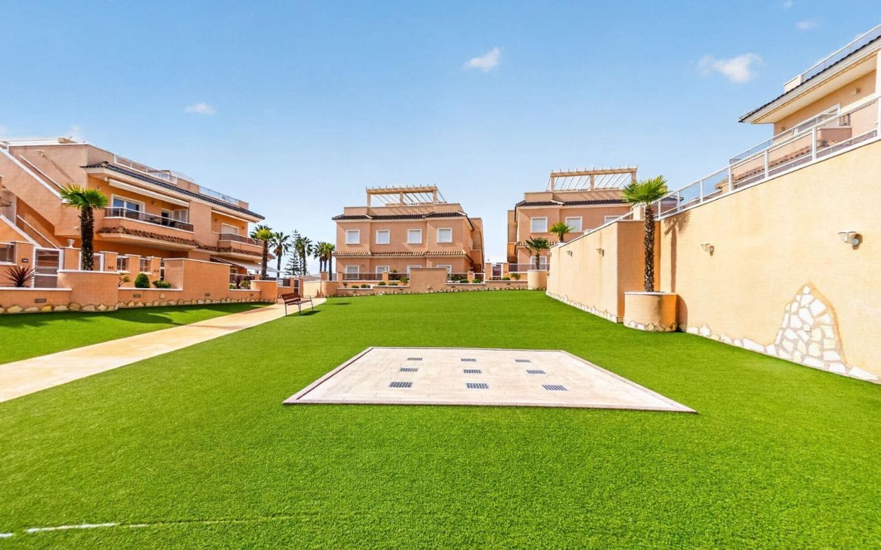 2 slaapkamer Appartement te koop in Punta Prima met zwembad - € 269.000 (Ref: 9976154)