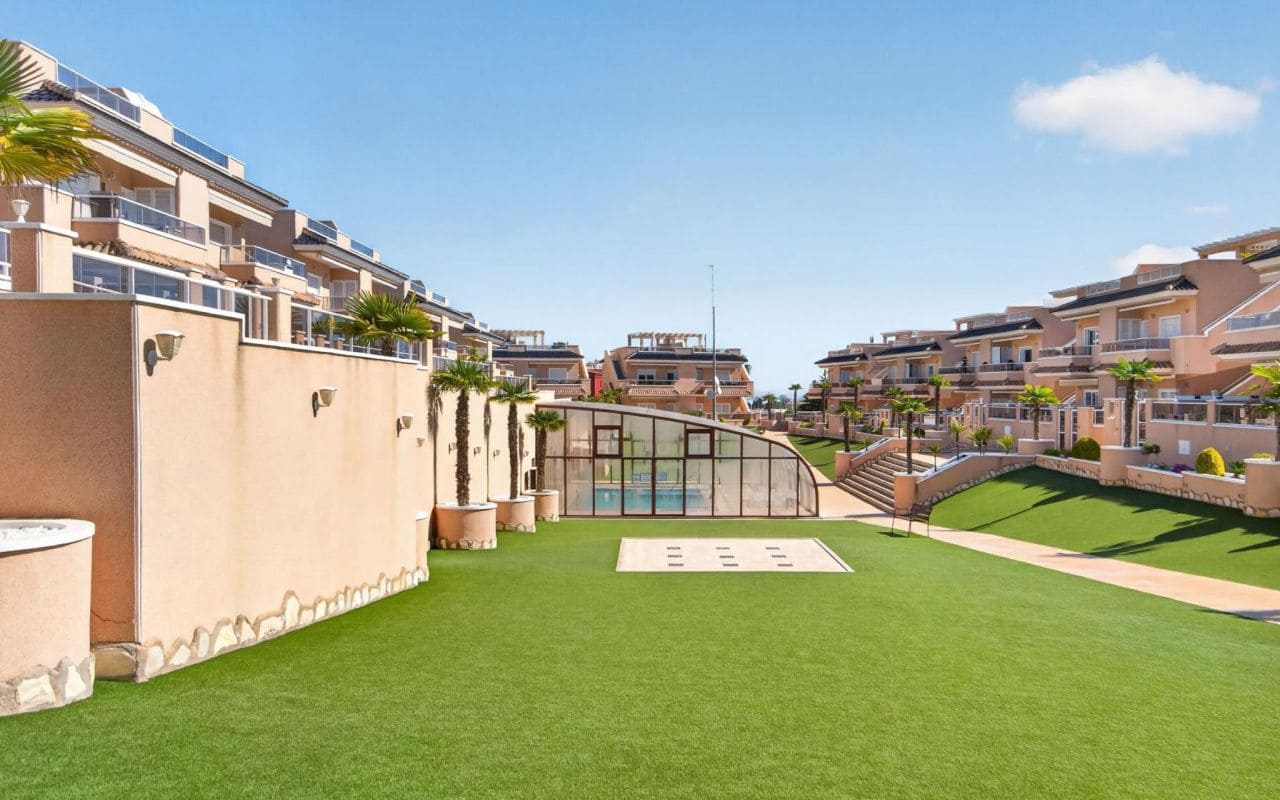 2 slaapkamer Appartement te koop in Punta Prima met zwembad - € 269.000 (Ref: 9976154)