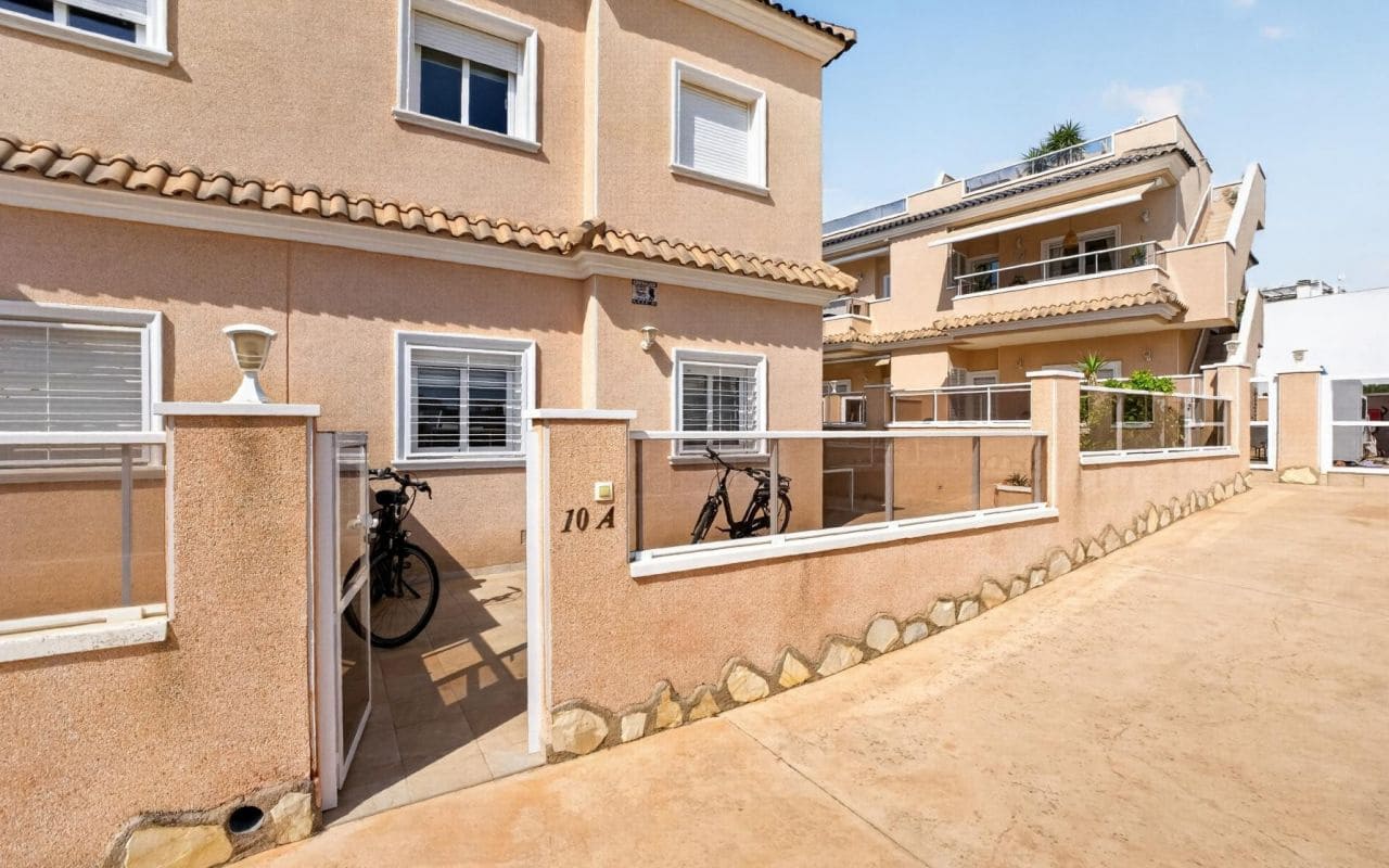 2 slaapkamer Appartement te koop in Punta Prima met zwembad - € 269.000 (Ref: 9976154)