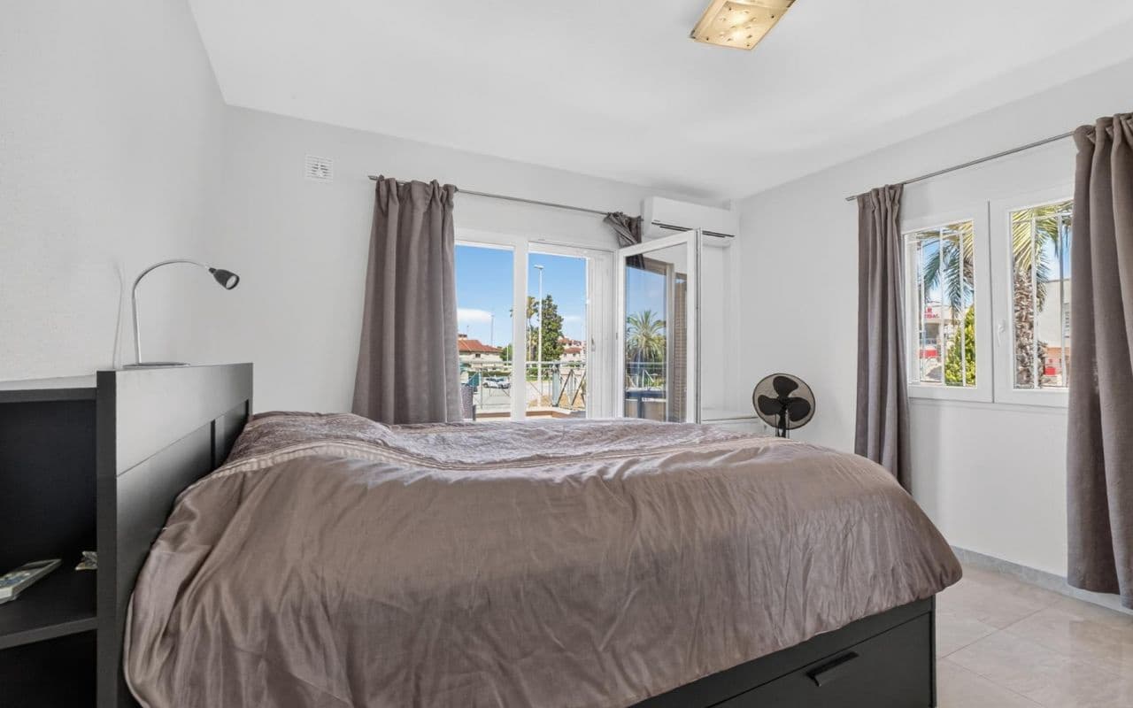 3 soveværelse Byhus til salg i Playa Flamenca med swimmingpool - € 399.000 (Ref: 9977763)