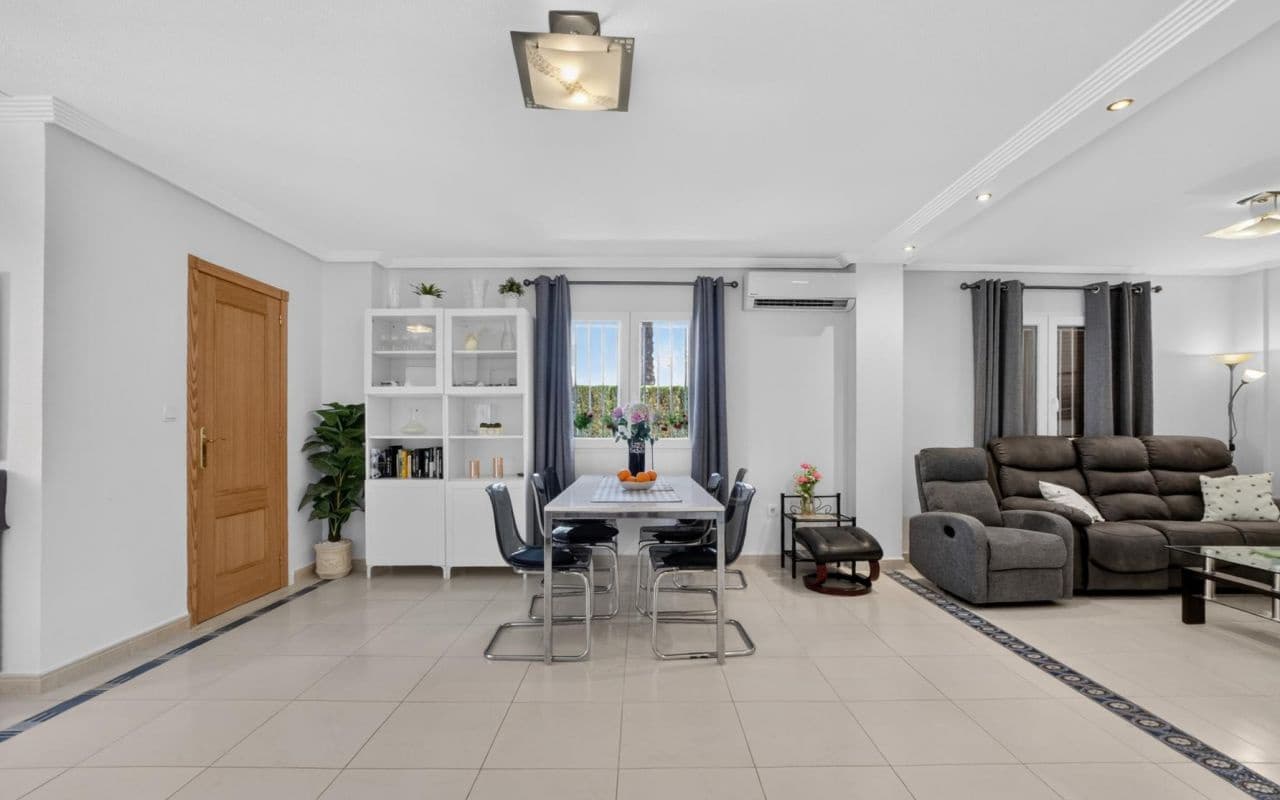 3 soveværelse Byhus til salg i Playa Flamenca med swimmingpool - € 399.000 (Ref: 9977763)