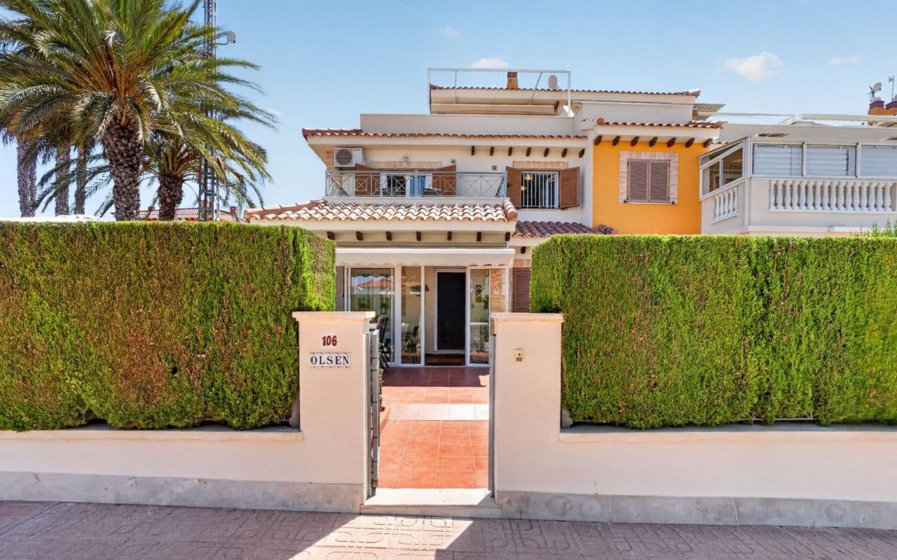3 soveværelse Byhus til salg i Playa Flamenca med swimmingpool - € 399.000 (Ref: 9977763)