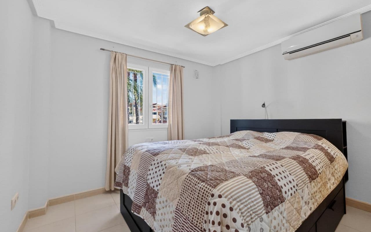 3 soveværelse Byhus til salg i Playa Flamenca med swimmingpool - € 399.000 (Ref: 9977763)