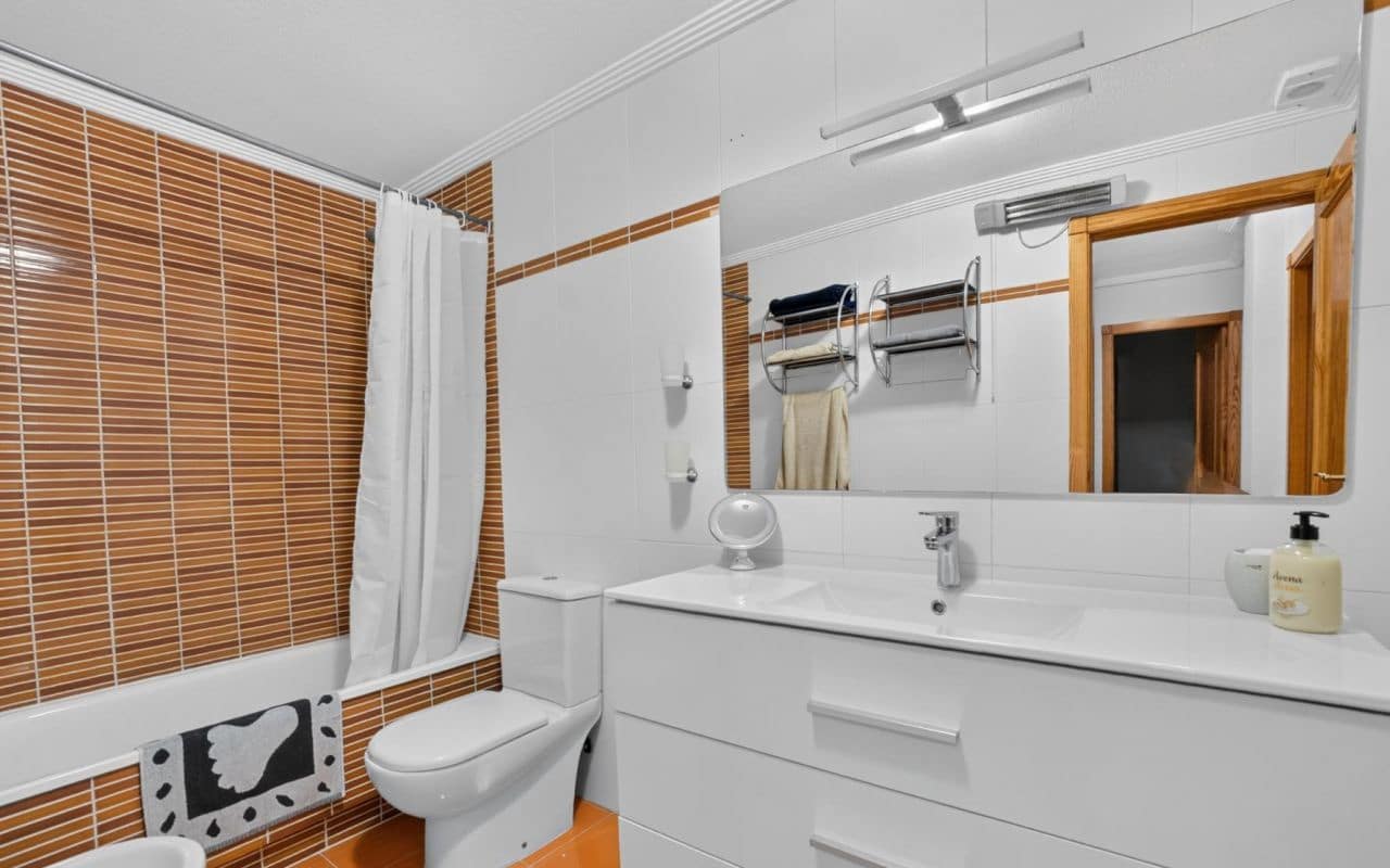 3 soveværelse Byhus til salg i Playa Flamenca med swimmingpool - € 399.000 (Ref: 9977763)
