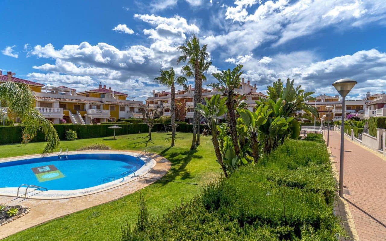 3 soveværelse Byhus til salg i Playa Flamenca med swimmingpool - € 399.000 (Ref: 9977763)