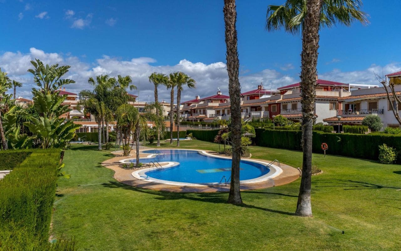3 soveværelse Byhus til salg i Playa Flamenca med swimmingpool - € 399.000 (Ref: 9977763)