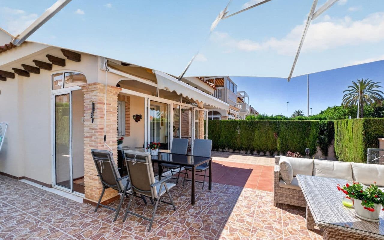 3 soveværelse Byhus til salg i Playa Flamenca med swimmingpool - € 399.000 (Ref: 9977763)