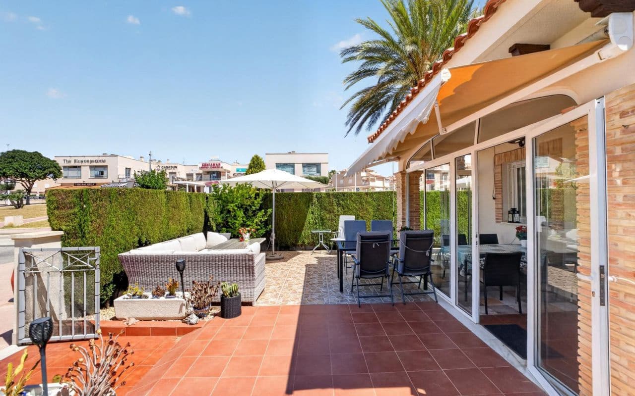 3 soveværelse Byhus til salg i Playa Flamenca med swimmingpool - € 399.000 (Ref: 9977763)