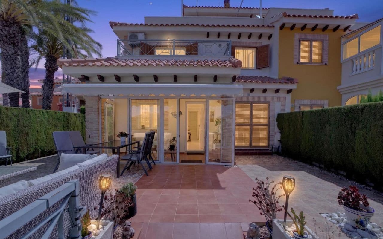 3 soveværelse Byhus til salg i Playa Flamenca med swimmingpool - € 399.000 (Ref: 9977763)