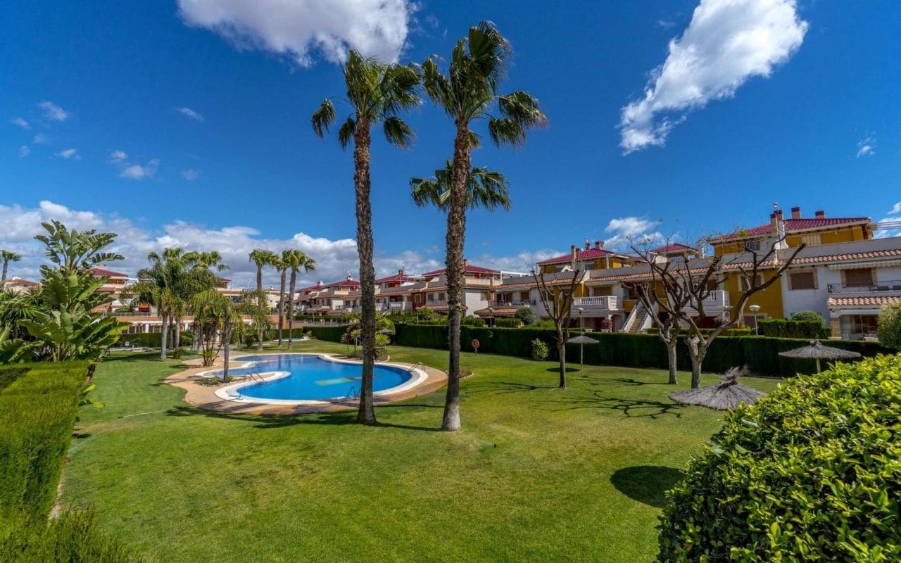 3 soveværelse Byhus til salg i Playa Flamenca med swimmingpool - € 399.000 (Ref: 9977763)