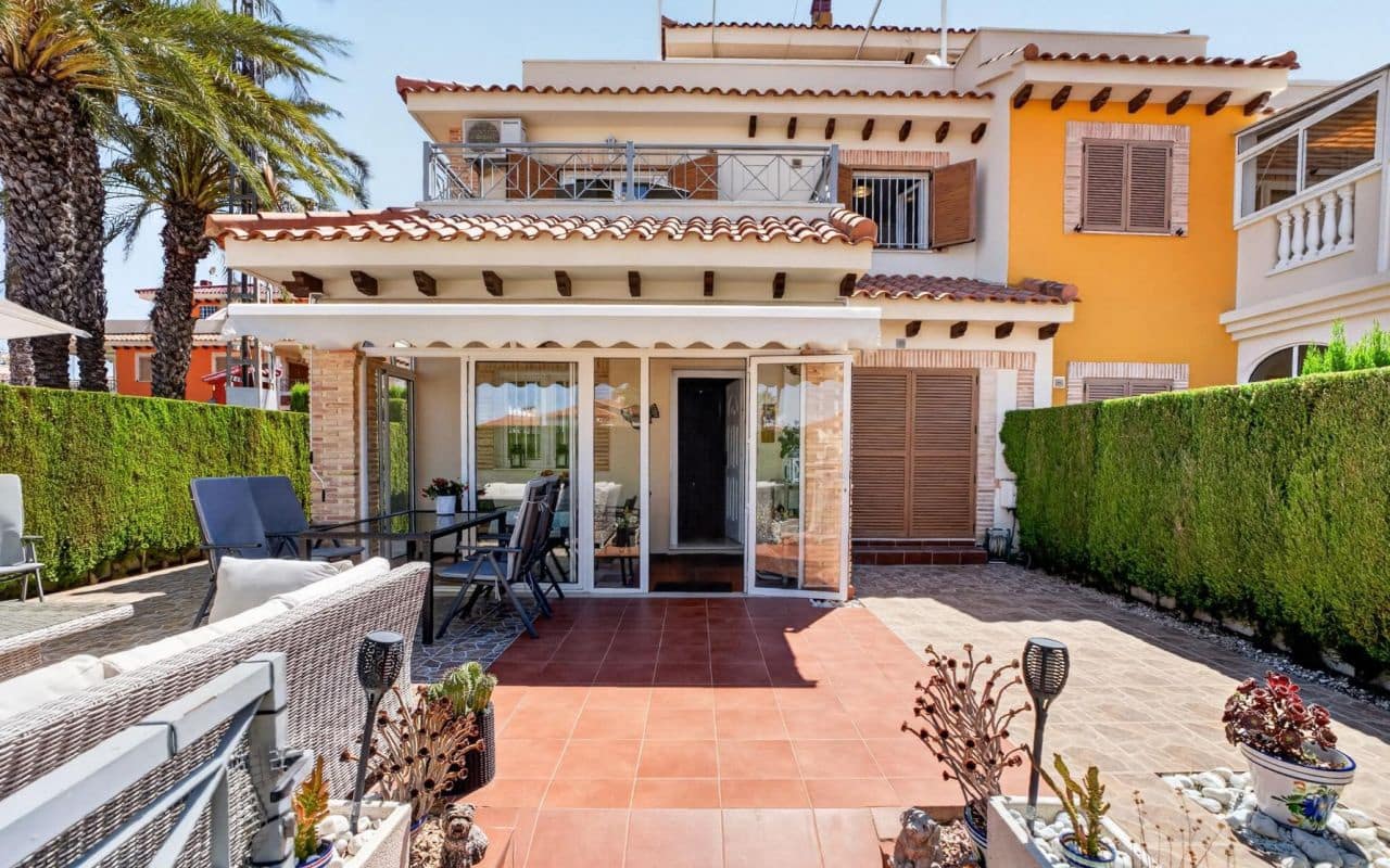 3 soveværelse Byhus til salg i Playa Flamenca med swimmingpool - € 399.000 (Ref: 9977763)