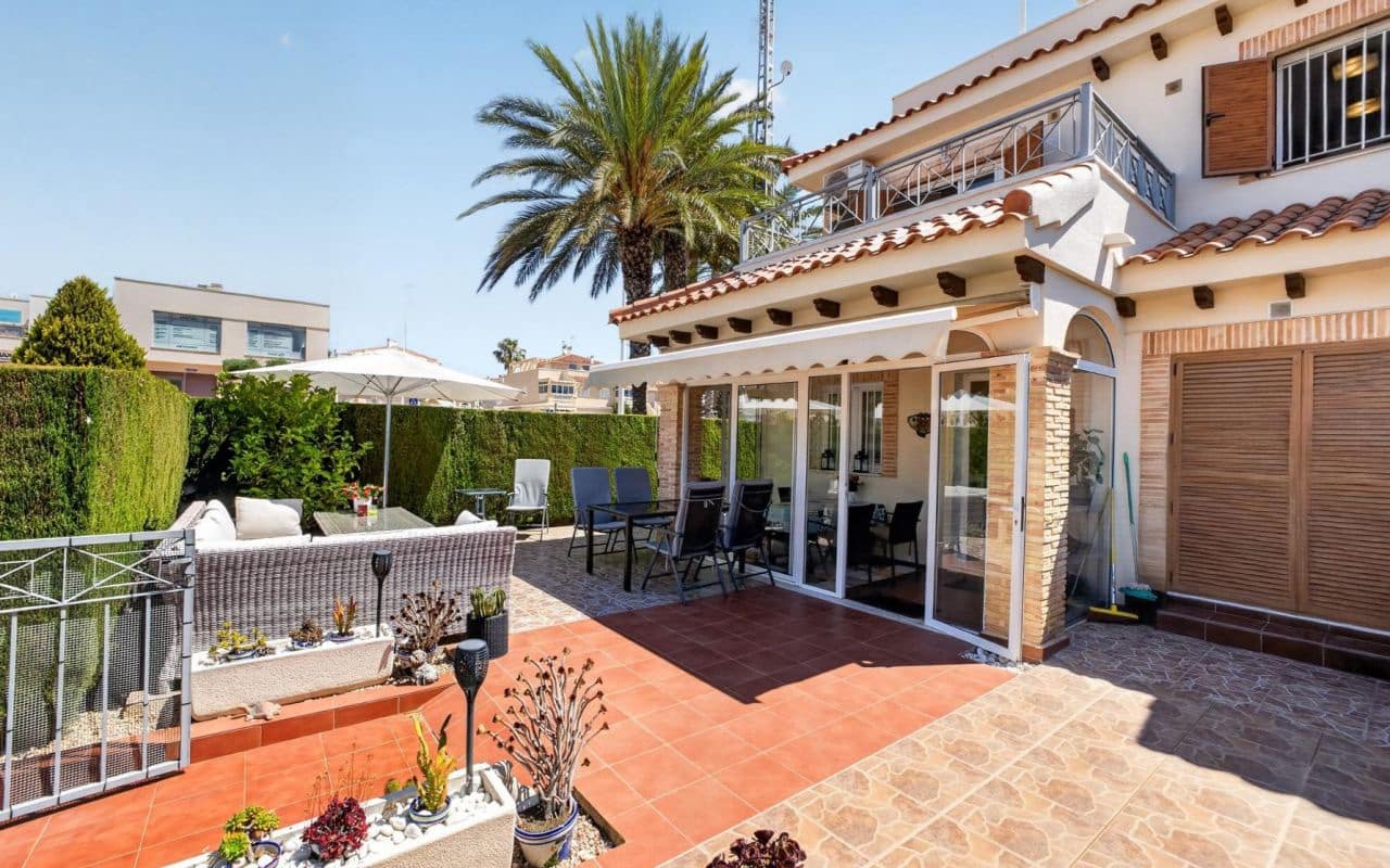 3 soveværelse Byhus til salg i Playa Flamenca med swimmingpool - € 399.000 (Ref: 9977763)