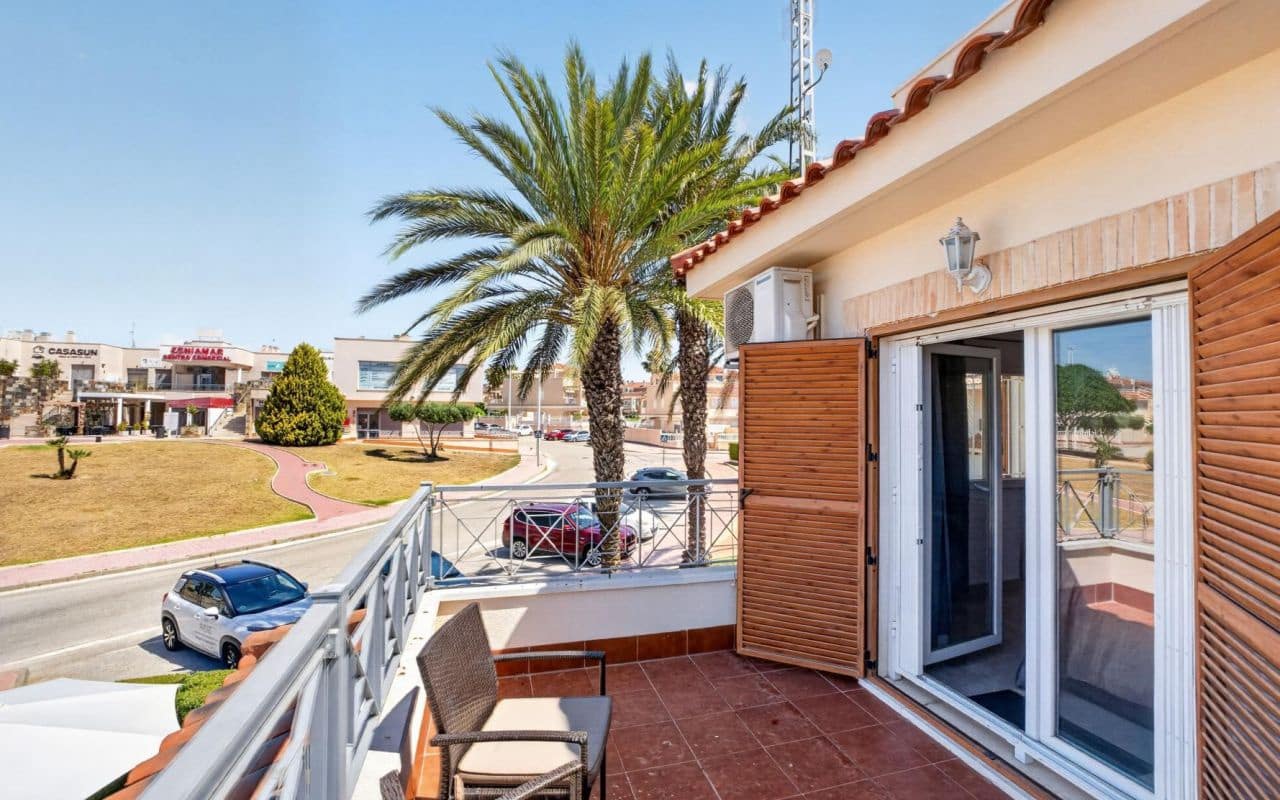 3 soveværelse Byhus til salg i Playa Flamenca med swimmingpool - € 399.000 (Ref: 9977763)
