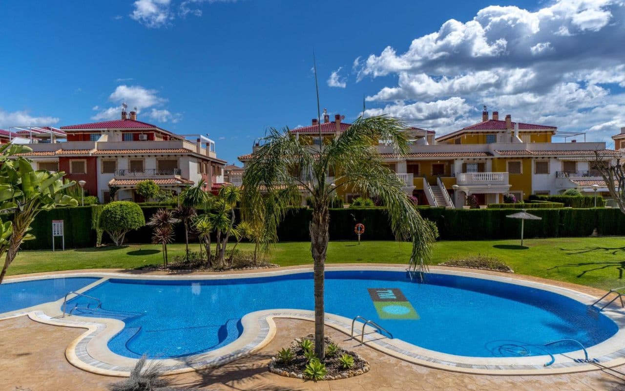 3 soveværelse Byhus til salg i Playa Flamenca med swimmingpool - € 399.000 (Ref: 9977763)