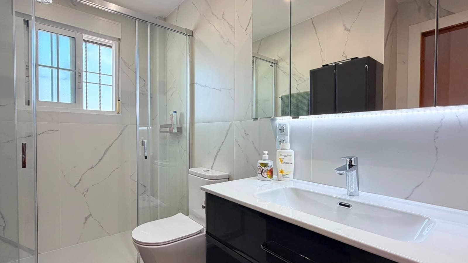 Semi-detached Villa for sale in Cabo Roig with pool - € 239,000 (Ref: 9999424)