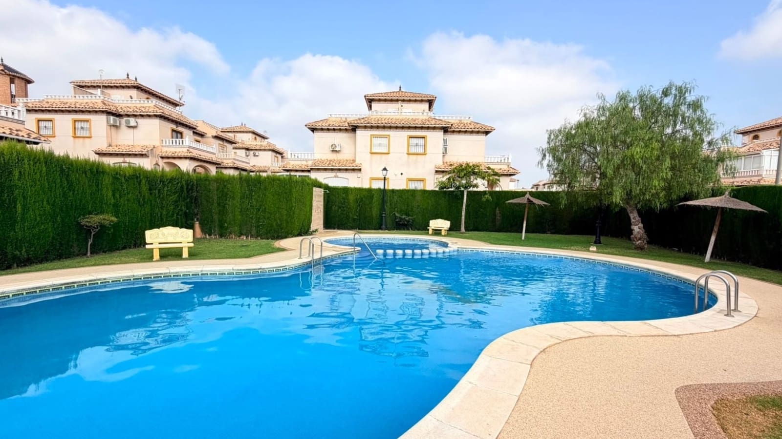 Semi-detached Villa for sale in Cabo Roig with pool - € 239,000 (Ref: 9999424)