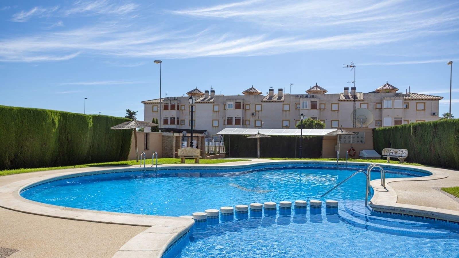 Semi-detached Villa for sale in Cabo Roig with pool - € 239,000 (Ref: 9999424)