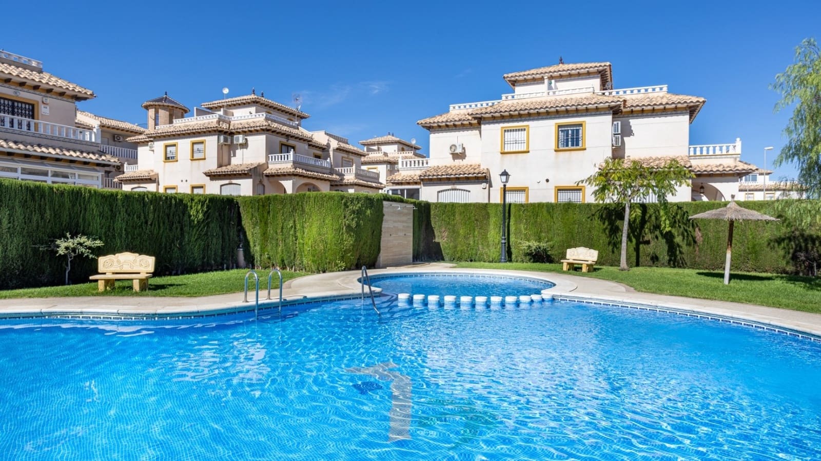 Semi-detached Villa for sale in Cabo Roig with pool - € 239,000 (Ref: 9999424)
