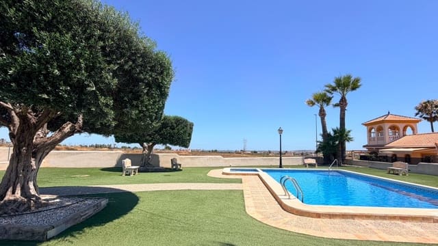 2 soverom Kjedet enebolig til salgs i Los Montesinos med svømmebasseng - € 168 000 (Ref: 9999425)