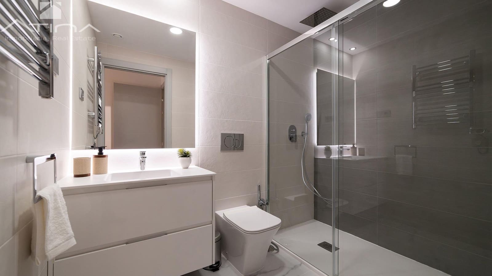 3 bedroom Apartment for sale in Benidorm with pool - € 641,000 (Ref: 9862045)