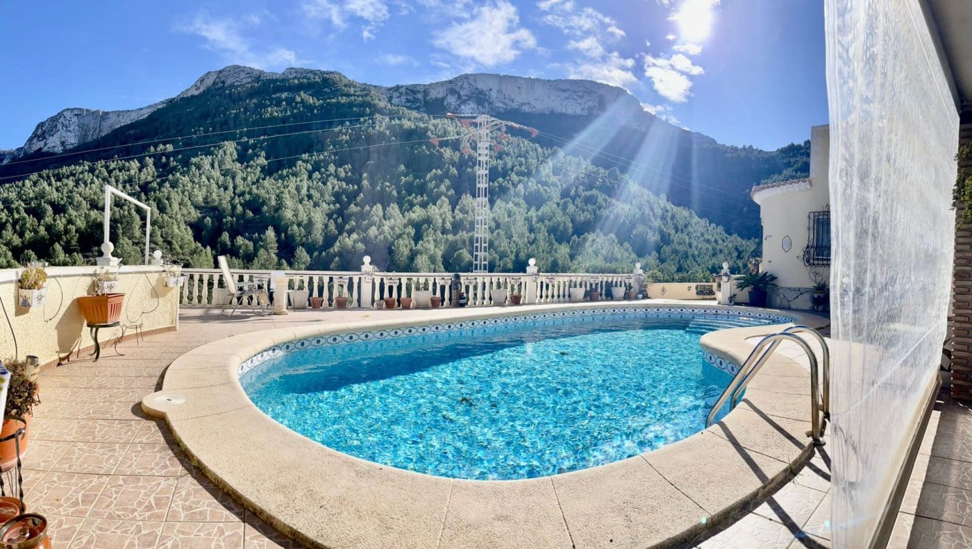 Chalet de 3 habitaciones en Dénia en venta con piscina garaje - 598.000 € (Ref: 7568447)