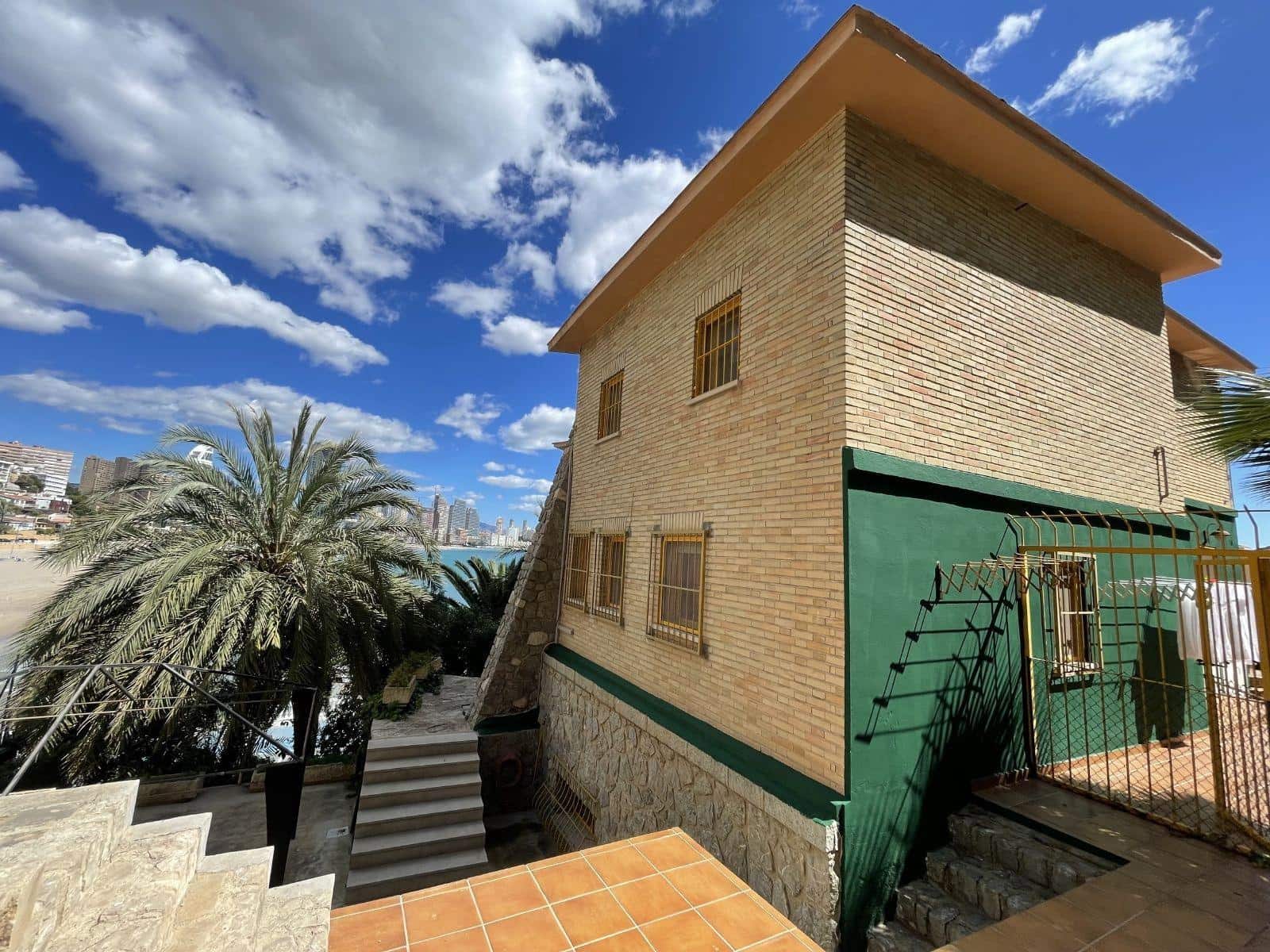 Chalet de 5 habitaciones en Benidorm en venta con garaje - 2.495.000 € (Ref: 8894858)