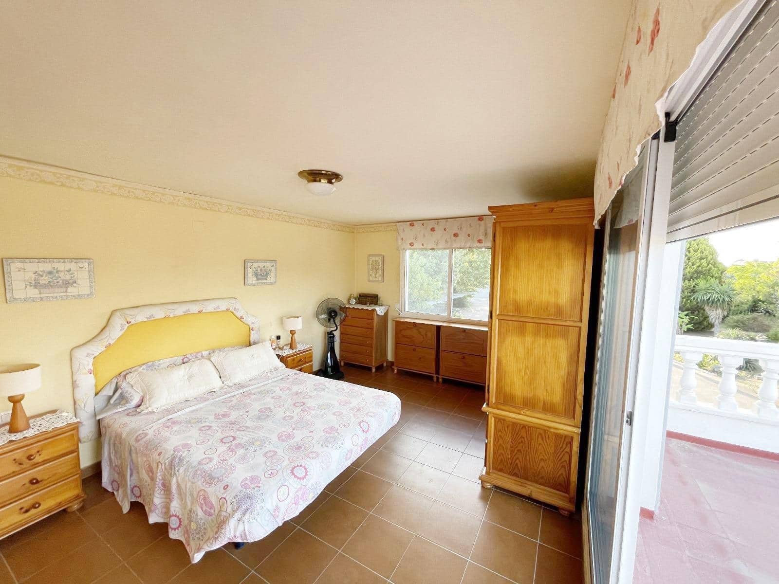 4 soveværelse Villa til salg i Oliva Nova med swimmingpool garage - € 740.000 (Ref: 9192508)