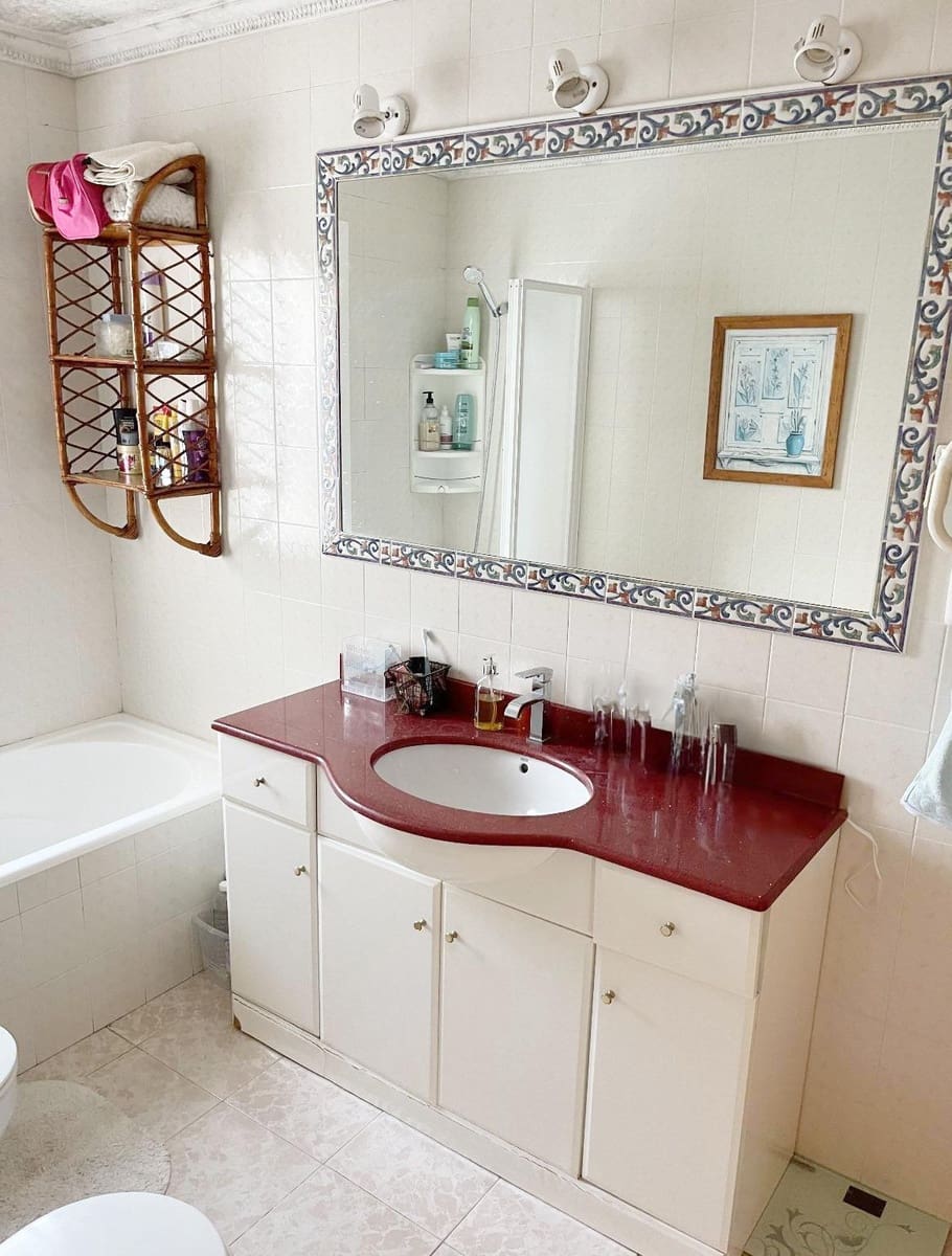 4 makuuhuone Huvila myytävänä paikassa Oliva Nova mukana uima-altaan 
autotalli - 740 000 € (Ref: 9192508)