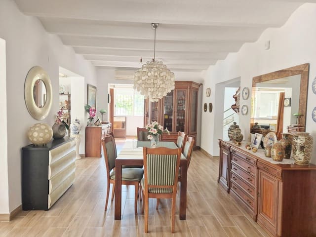 Chalet de 4 habitaciones en Oliva Nova, Oliva en venta con piscina garaje - 740.000 € (Ref: 9192508)