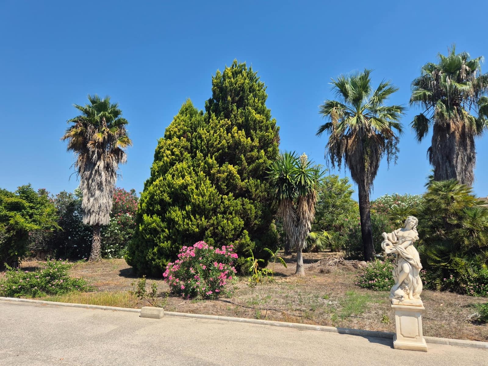 Chalet de 4 habitaciones en Oliva Nova en venta con piscina garaje - 740.000 € (Ref: 9192508)