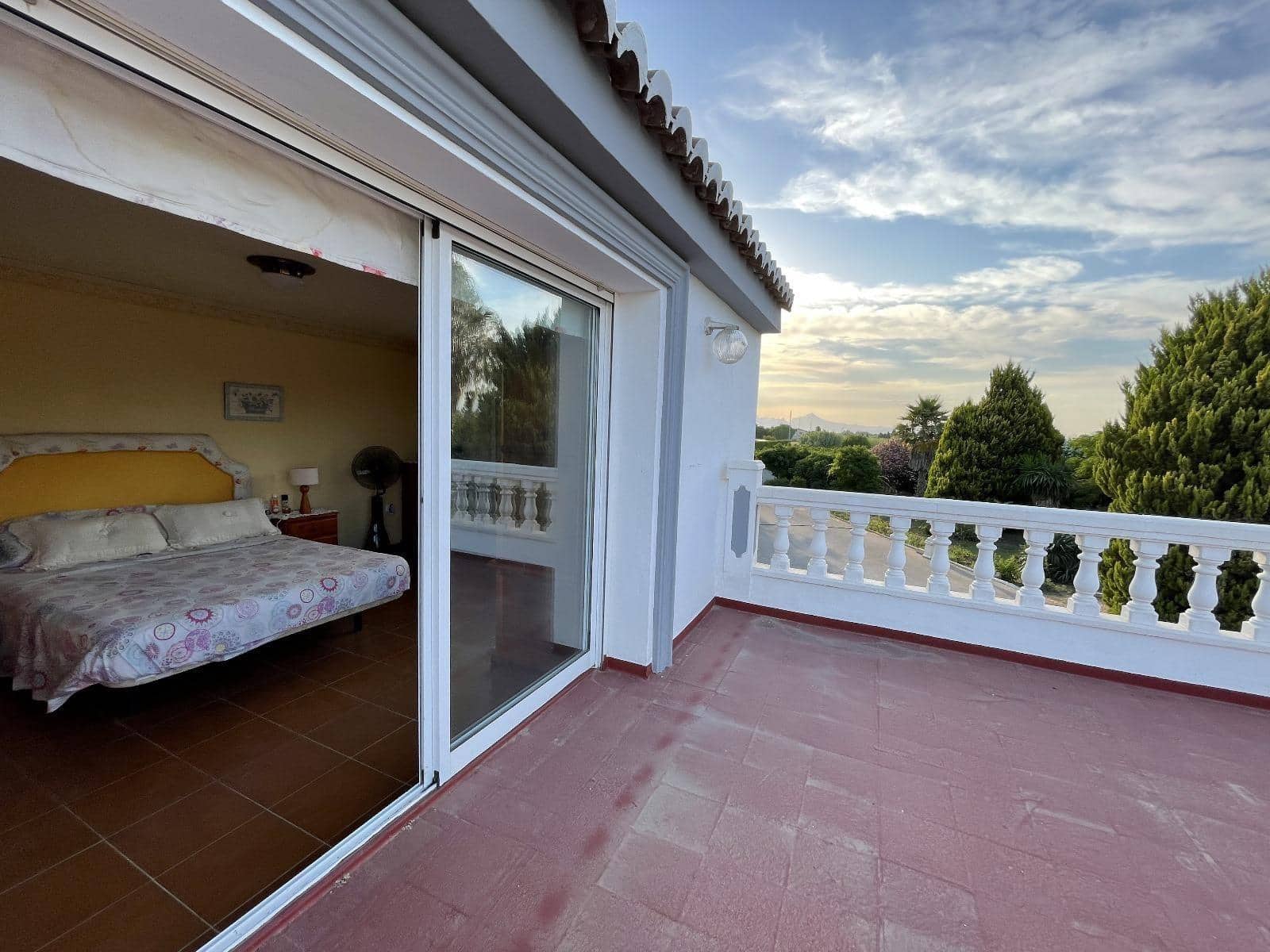 4 bedroom Villa for sale in Oliva Nova with pool garage - € 740,000 (Ref: 9192508)