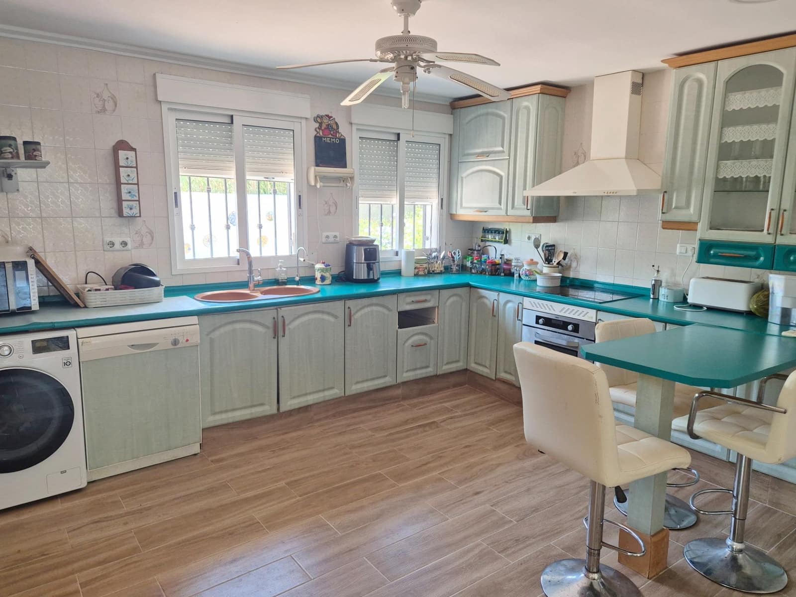 4 bedroom Villa for sale in Oliva Nova with pool garage - € 740,000 (Ref: 9192508)