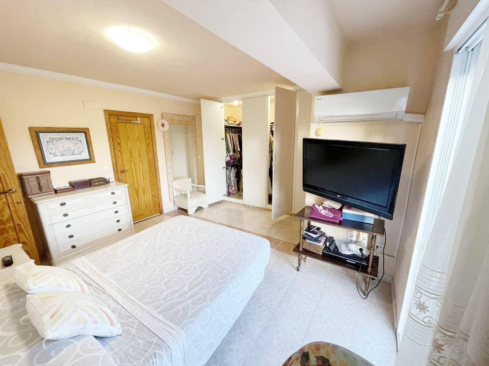 4 chambre Villa/Maison à vendre à Oliva Nova avec piscine garage - 740 000 € (Ref: 9192508)