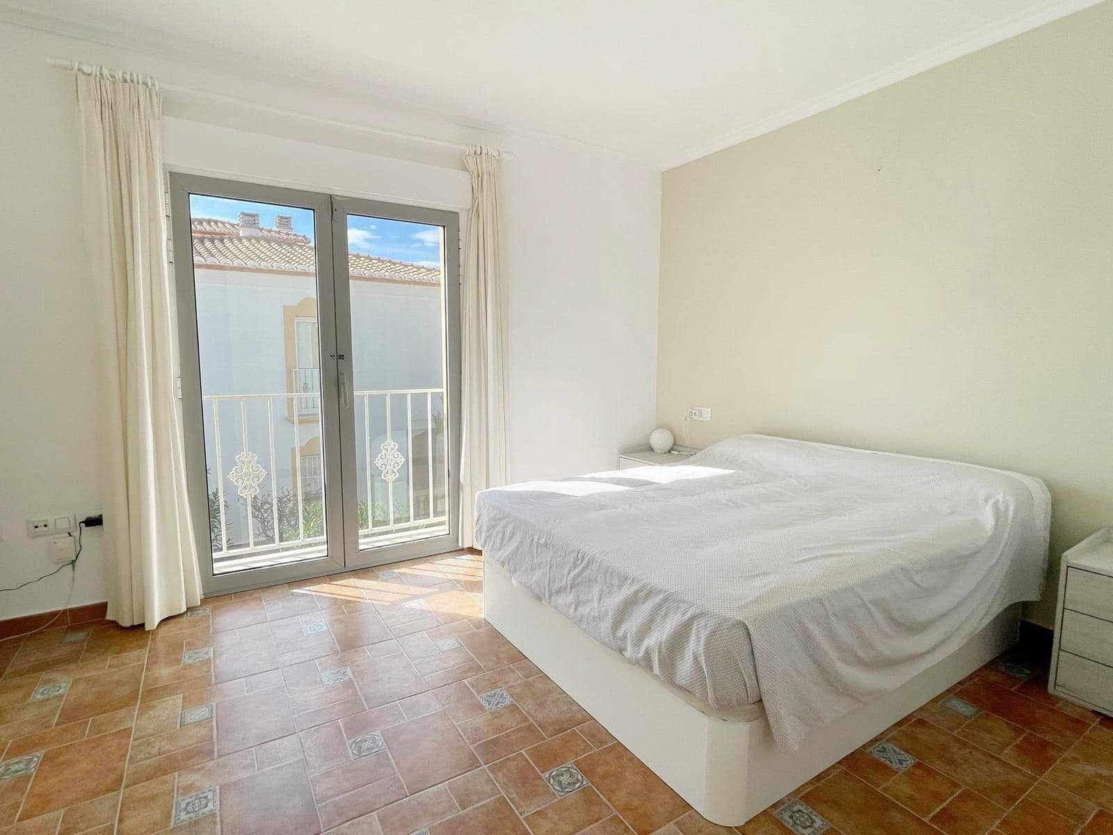 2 bedroom Apartment for rent in Denia with pool - € 850 (Ref: 9226889)