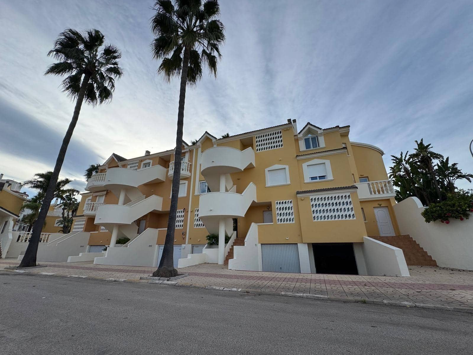 Adosado de 3 habitaciones en Dénia en venta con piscina - 420.000 € (Ref: 9341367)