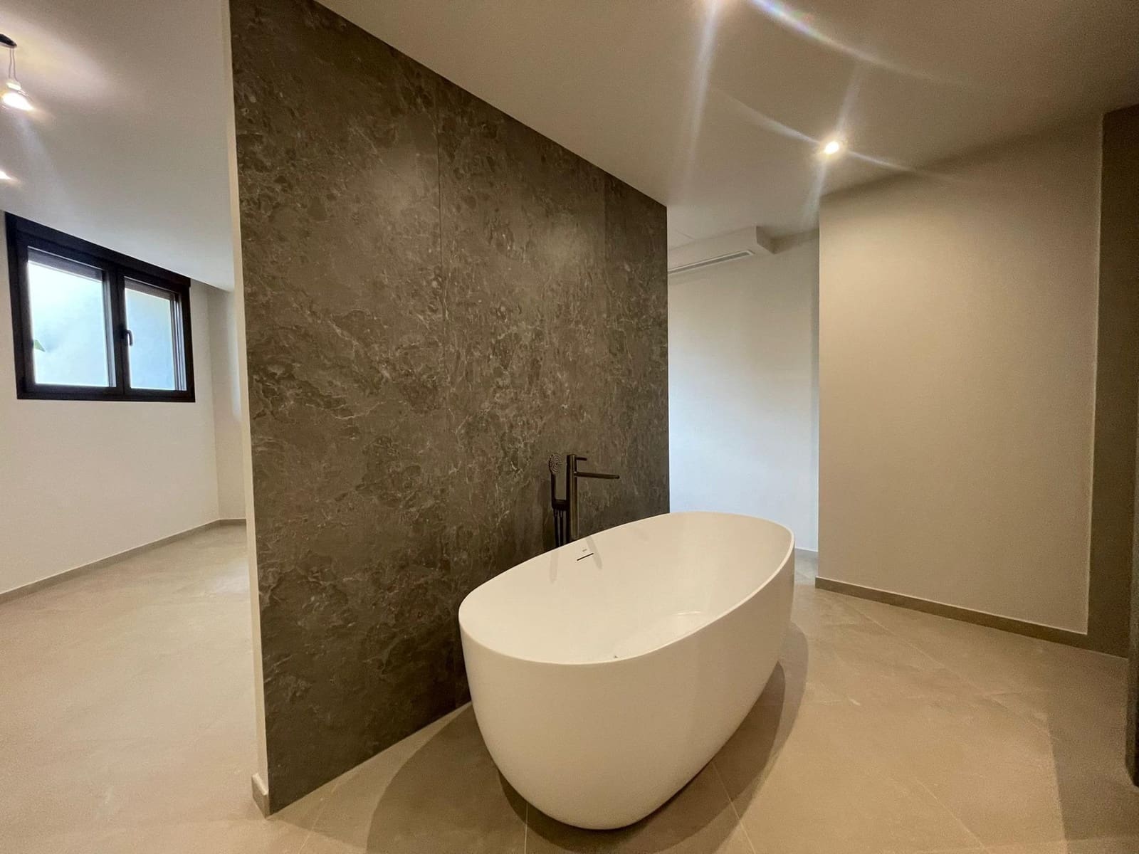 5 bedroom Villa for sale in Calpe / Calp with pool garage - € 1,550,000 (Ref: 9349385)