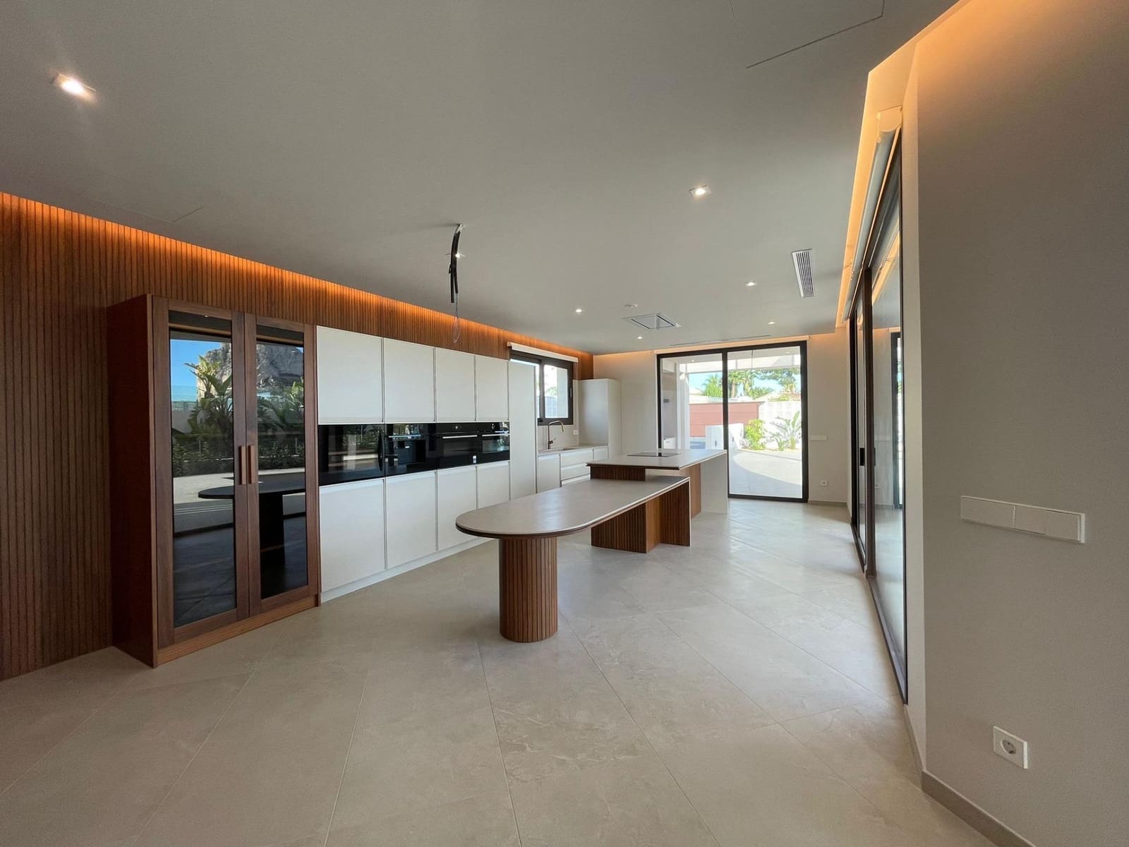 5 bedroom Villa for sale in Calpe / Calp with pool garage - € 1,550,000 (Ref: 9349385)