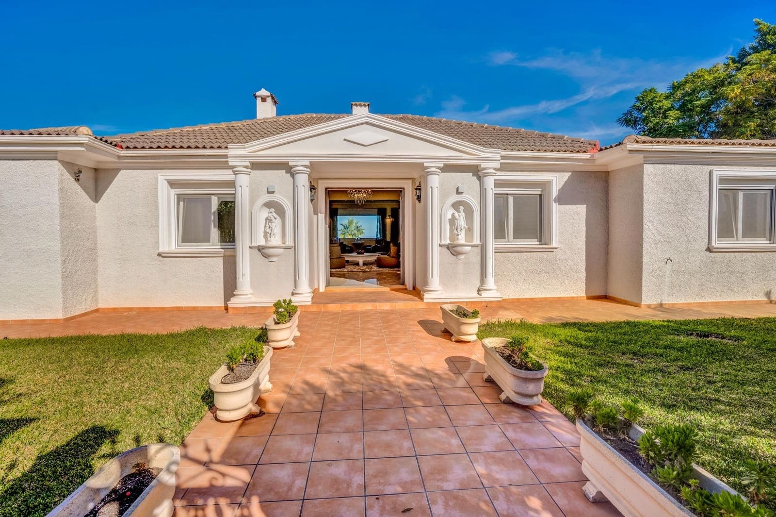 6 bedroom Villa for sale in Denia with pool garage - € 1,290,000 (Ref: 9431005)