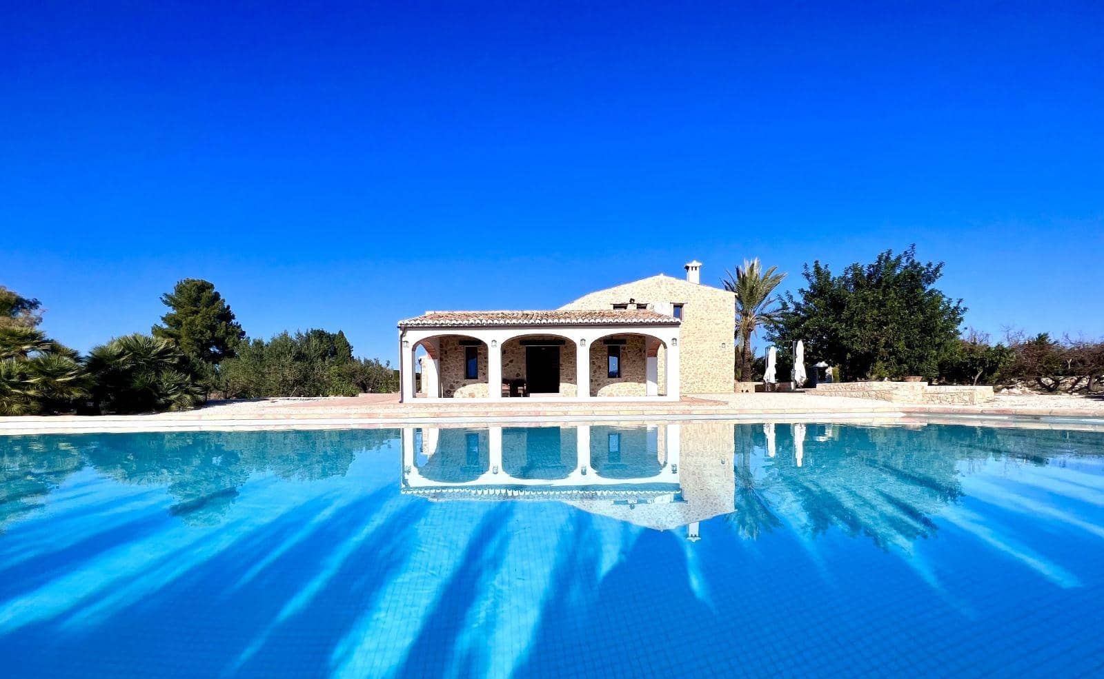 6 bedroom Villa for rent in Denia with pool - € 4,250 (Ref: 9530922)