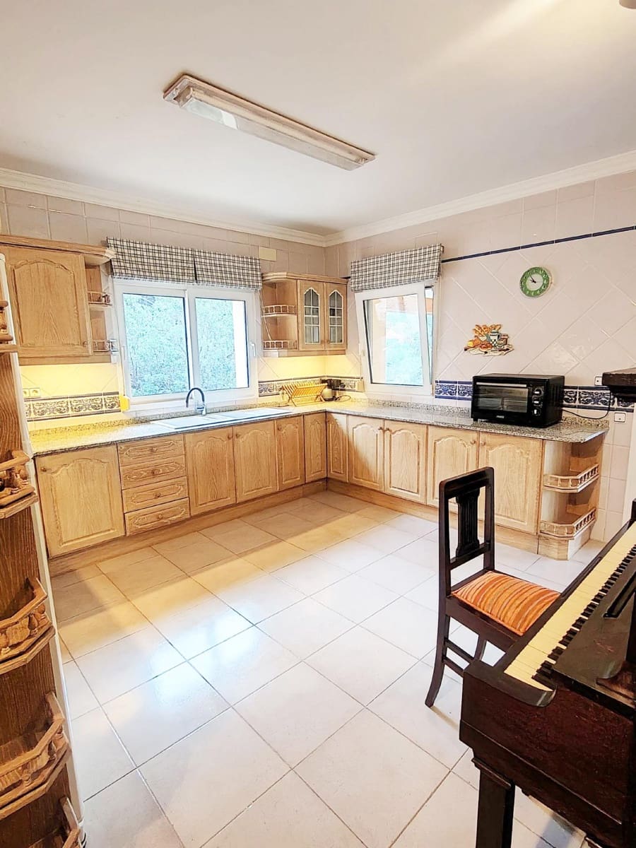 6 bedroom Villa for sale in La Sella with garage - € 965,000 (Ref: 9591505)