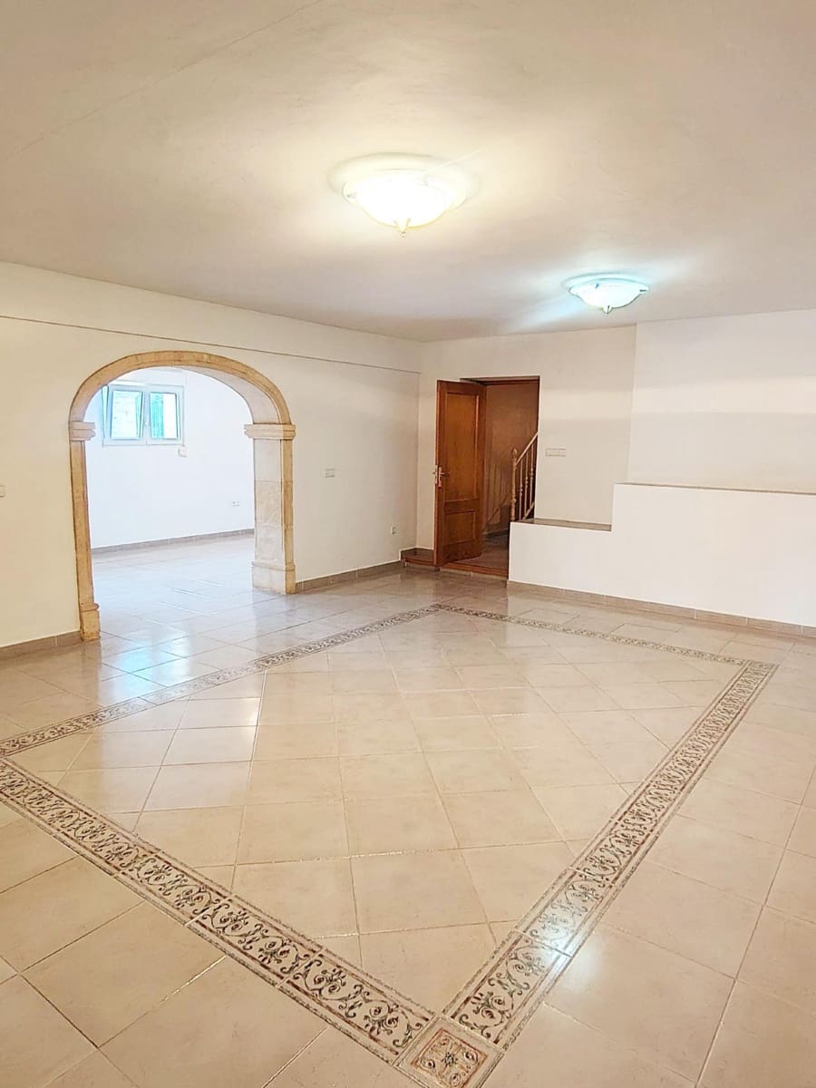 6 bedroom Villa for sale in La Sella with garage - € 899,000 (Ref: 9591505)