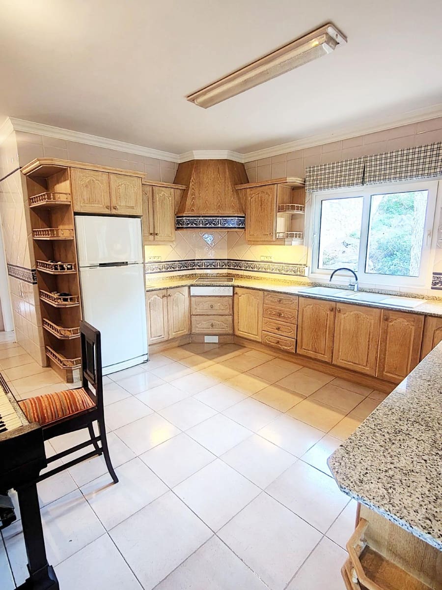 6 bedroom Villa for sale in La Sella with garage - € 899,000 (Ref: 9591505)