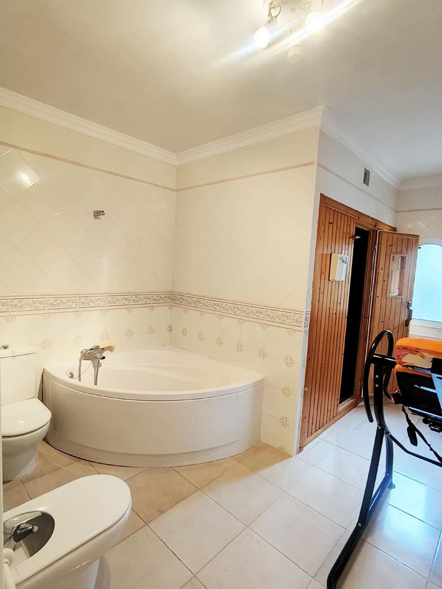6 bedroom Villa for sale in La Sella with garage - € 899,000 (Ref: 9591505)