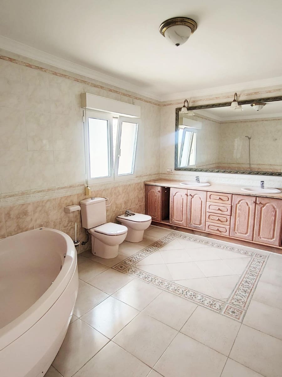 6 bedroom Villa for sale in La Sella with garage - € 899,000 (Ref: 9591505)