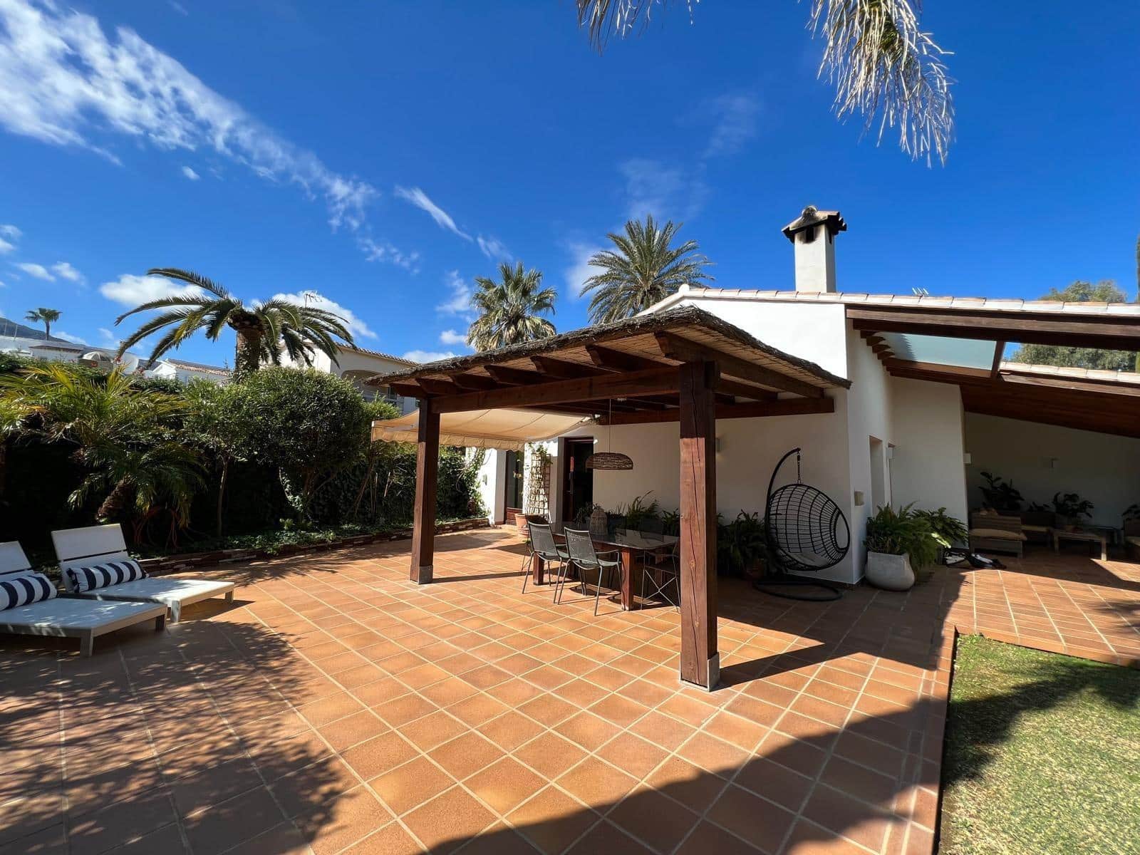 2 bedroom Semi-detached Villa for rent in Denia with garage - € 2,500 (Ref: 9755870)