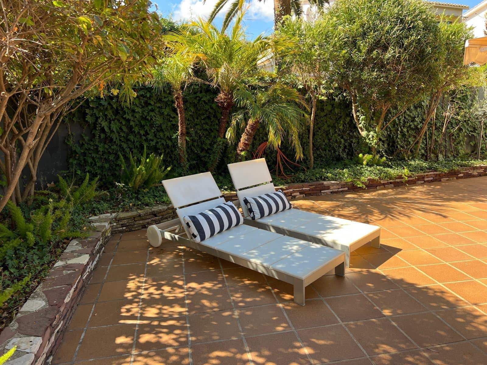 2 bedroom Semi-detached Villa for rent in Denia with garage - € 2,500 (Ref: 9755870)