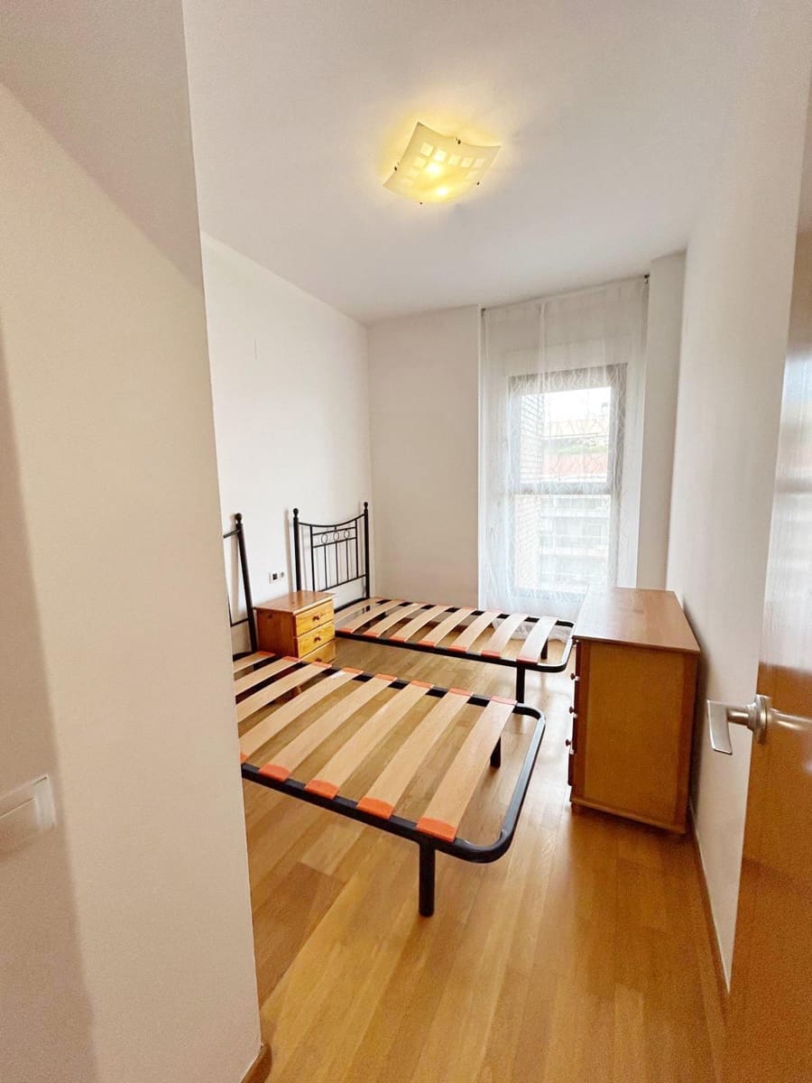 2 bedroom Apartment for rent in Gandia with pool - € 950 (Ref: 9822735)