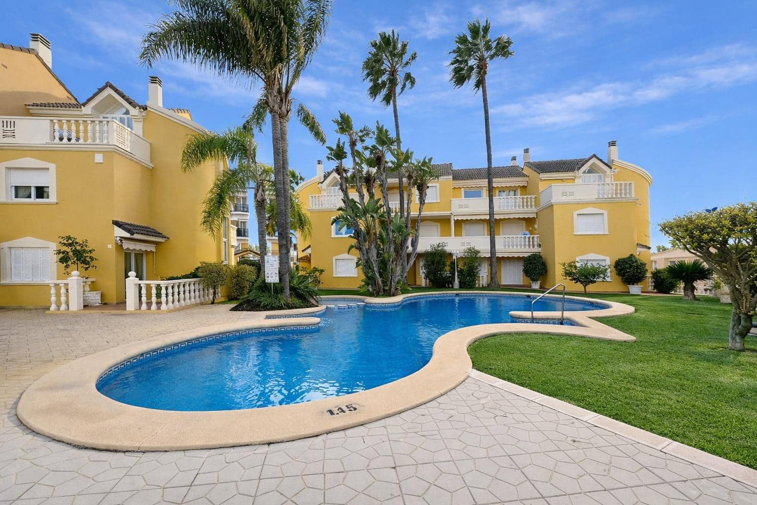 2 bedroom Terraced Villa for sale in Denia with pool - € 325,000 (Ref: 9831670)