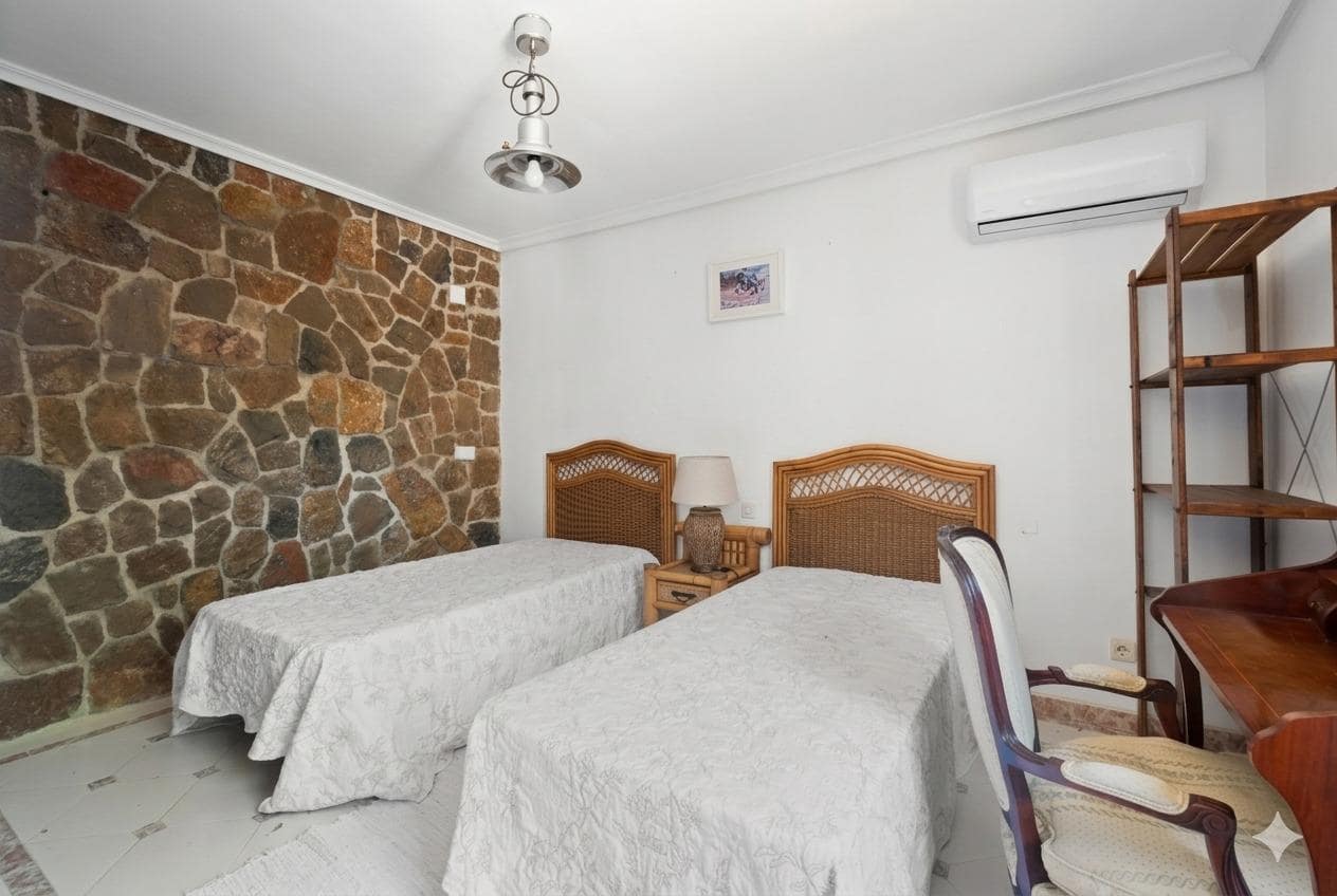 14 slaapkamer Villa te koop in Denia met garage - € 1.370.000 (Ref: 9922450)