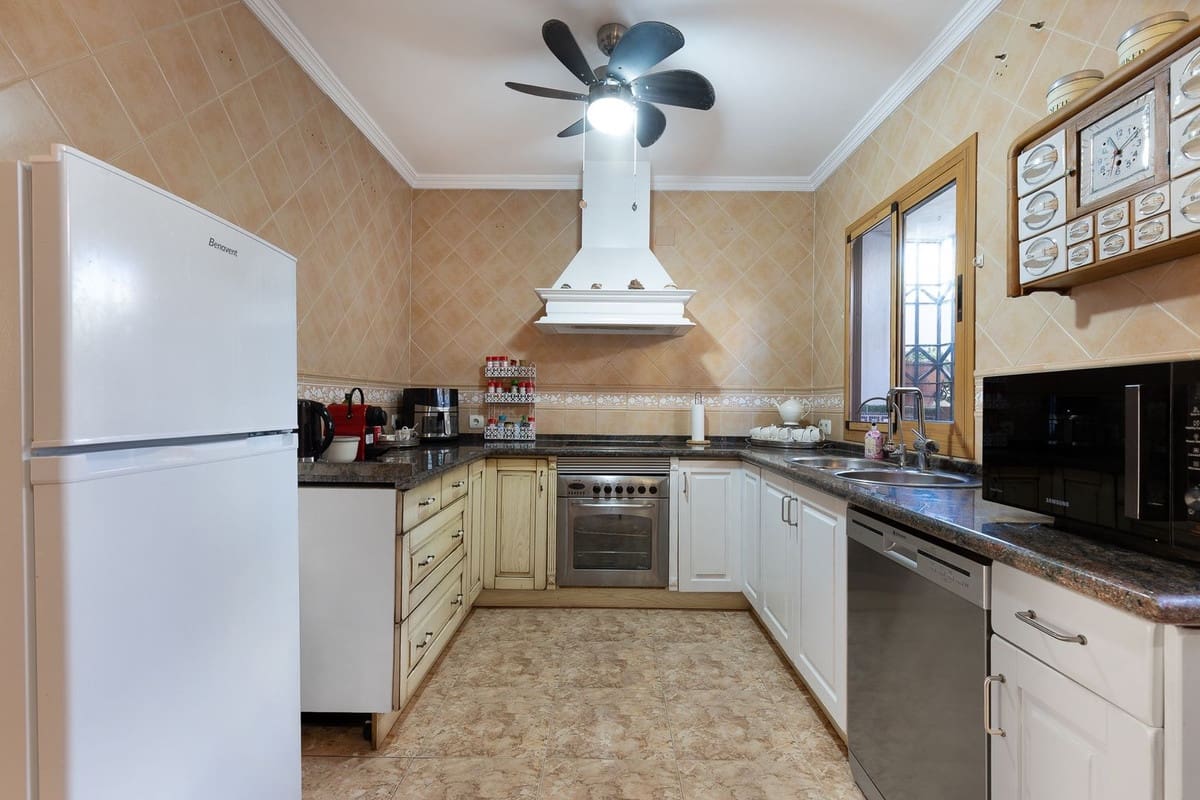 4 bedroom Townhouse for sale in Torremolinos with garage - € 499,000 (Ref: 10043530)